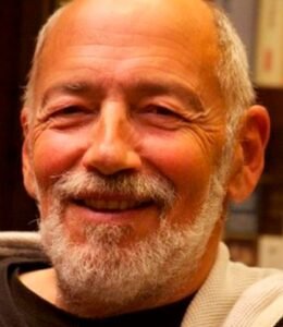 Ra Uru Hu, homme âgé qui sourit.